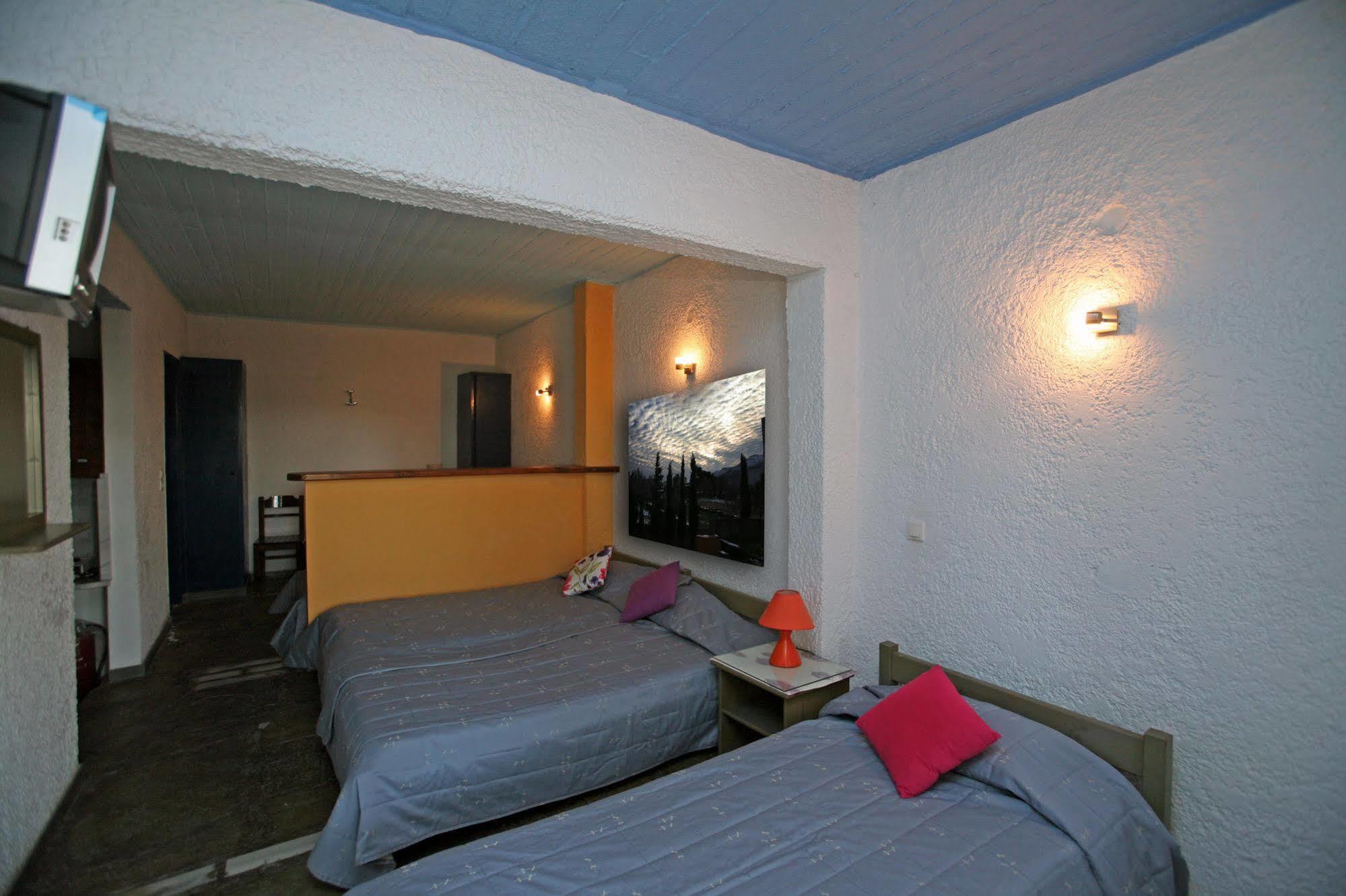 St George Studios & Apartments Batsi  Bagian luar foto